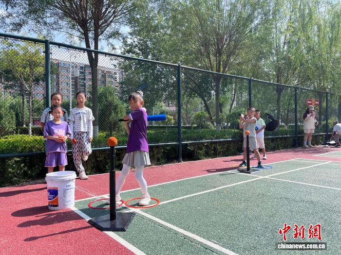 宁夏500余名青少年参与暑期软式棒垒球公益课堂