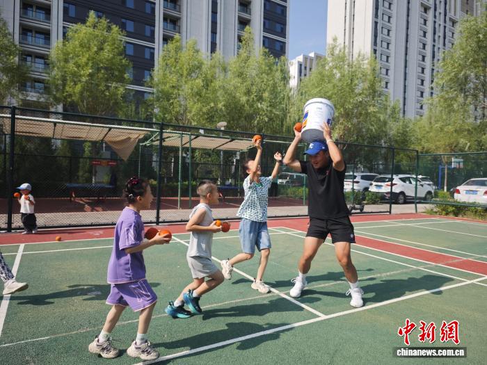 宁夏500余名青少年参与暑期软式棒垒球公益课堂