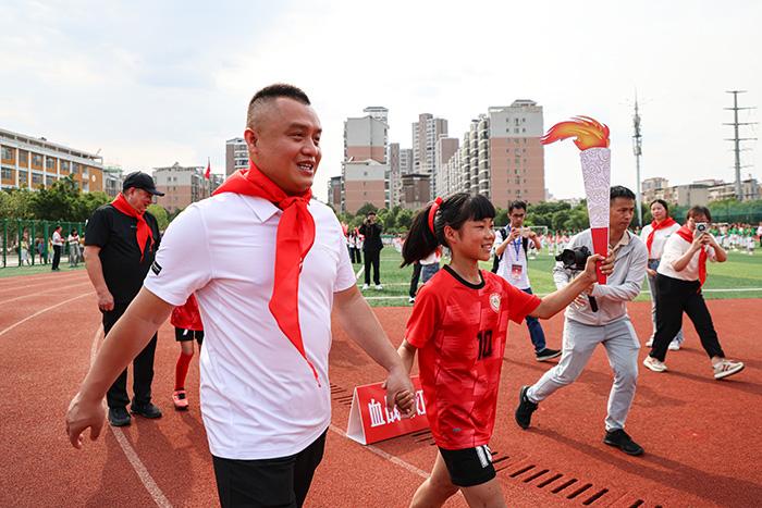 奥运冠军走进江西校园传承红色体育精神