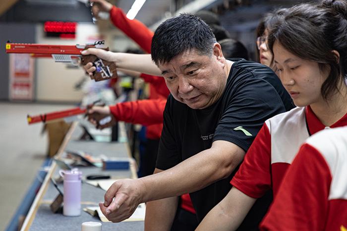 奥运冠军走进江西校园传承红色体育精神