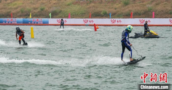 广西第十五届运动会动力冲浪赛在平乐激情开赛