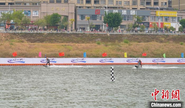 广西第十五届运动会动力冲浪赛在平乐激情开赛
