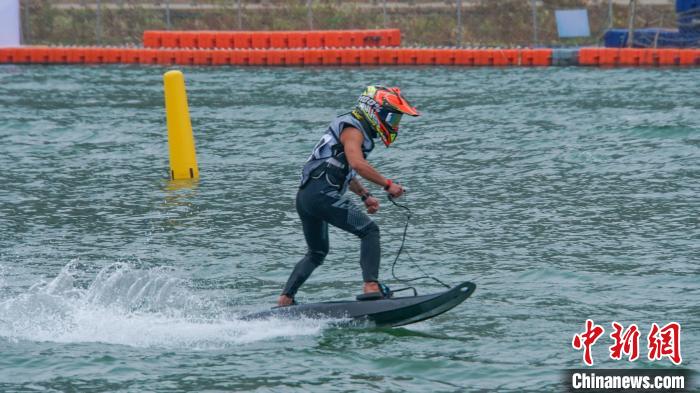 广西第十五届运动会动力冲浪赛在平乐激情开赛