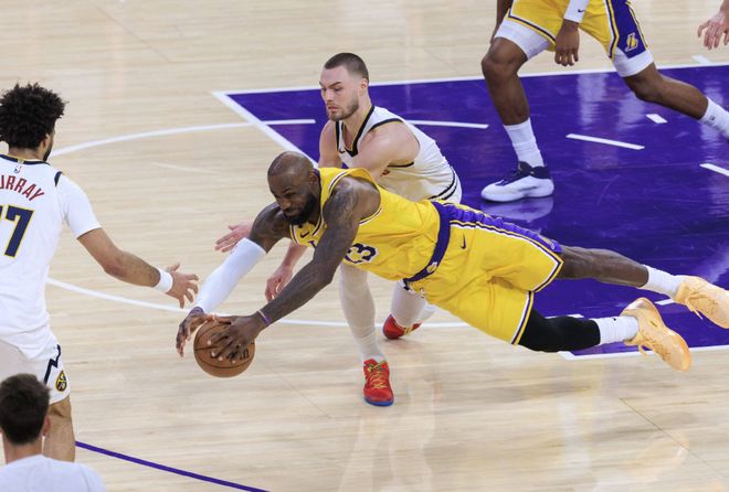 湖人逆袭夺冠之路：詹姆斯防守蜕变引领球队复