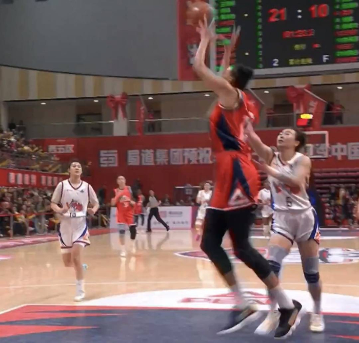 四川女篮季后赛首战大胜上海 奥贡鲍尔首秀17分