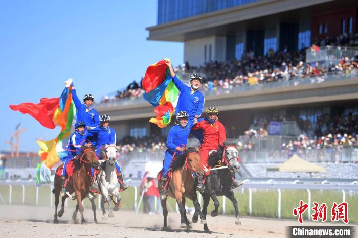 玛曲格萨尔赛马会上演草原奥运会：盛夏草原的