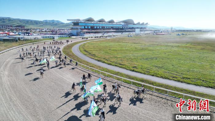 玛曲格萨尔赛马会上演草原奥运会：盛夏草原的