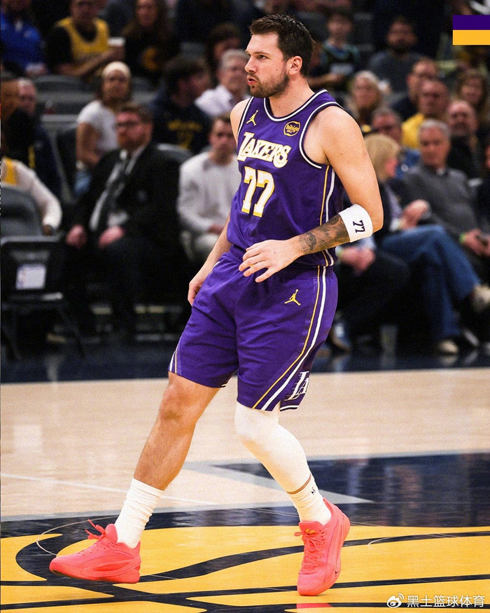 湖人逆转步行者止住连败 詹姆斯与东契奇联手领