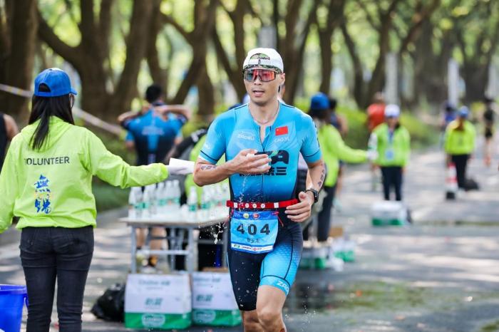 蠡湖畔再掀铁人热潮：江苏无锡站中国铁人三项
