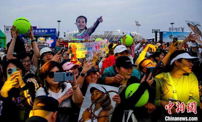 郑钦文武汉网球赛庆生 获球迷热情追捧