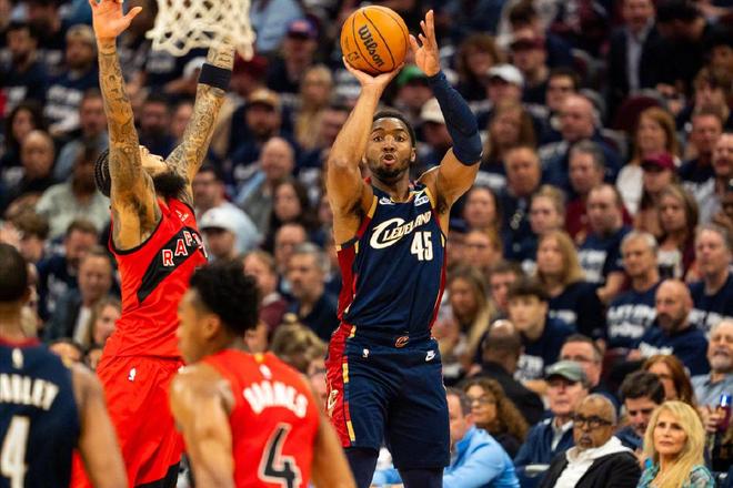 米切尔创历史纪录哈登两双助骑士首战告捷