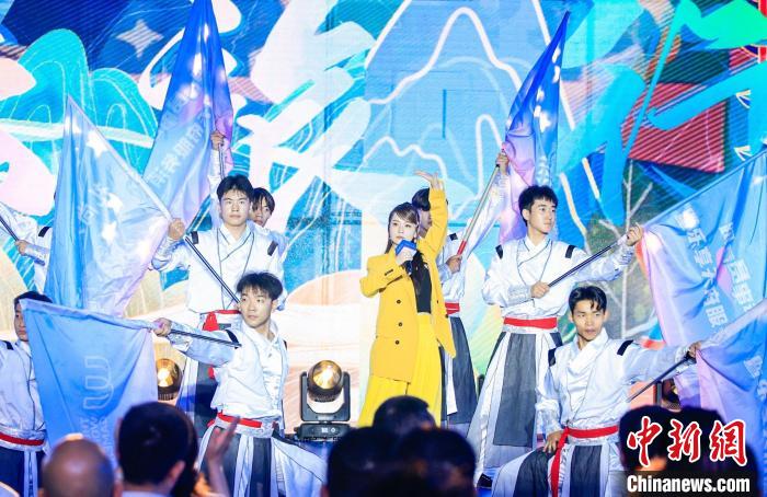 香港艺人谷娅溦创作《耍四川》助力港人深度游